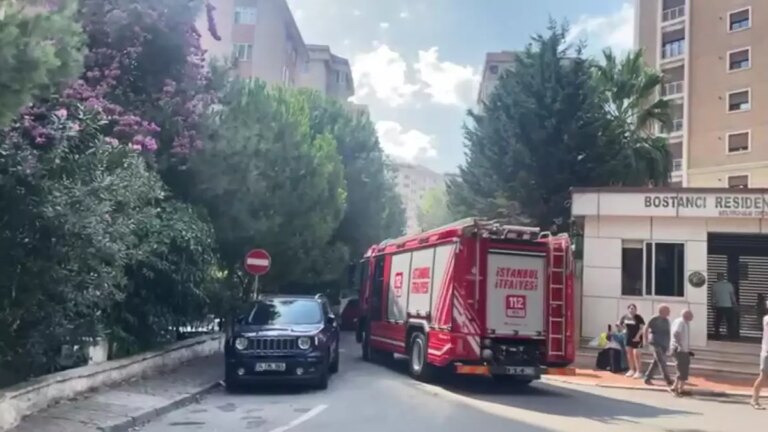 kadikoyde-yangin-ekipler-mudahale-ediyor-MjdwqVDh.jpg