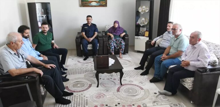 lapsekide-sehit-annesine-ziyaret-pHNGGj6q.jpg
