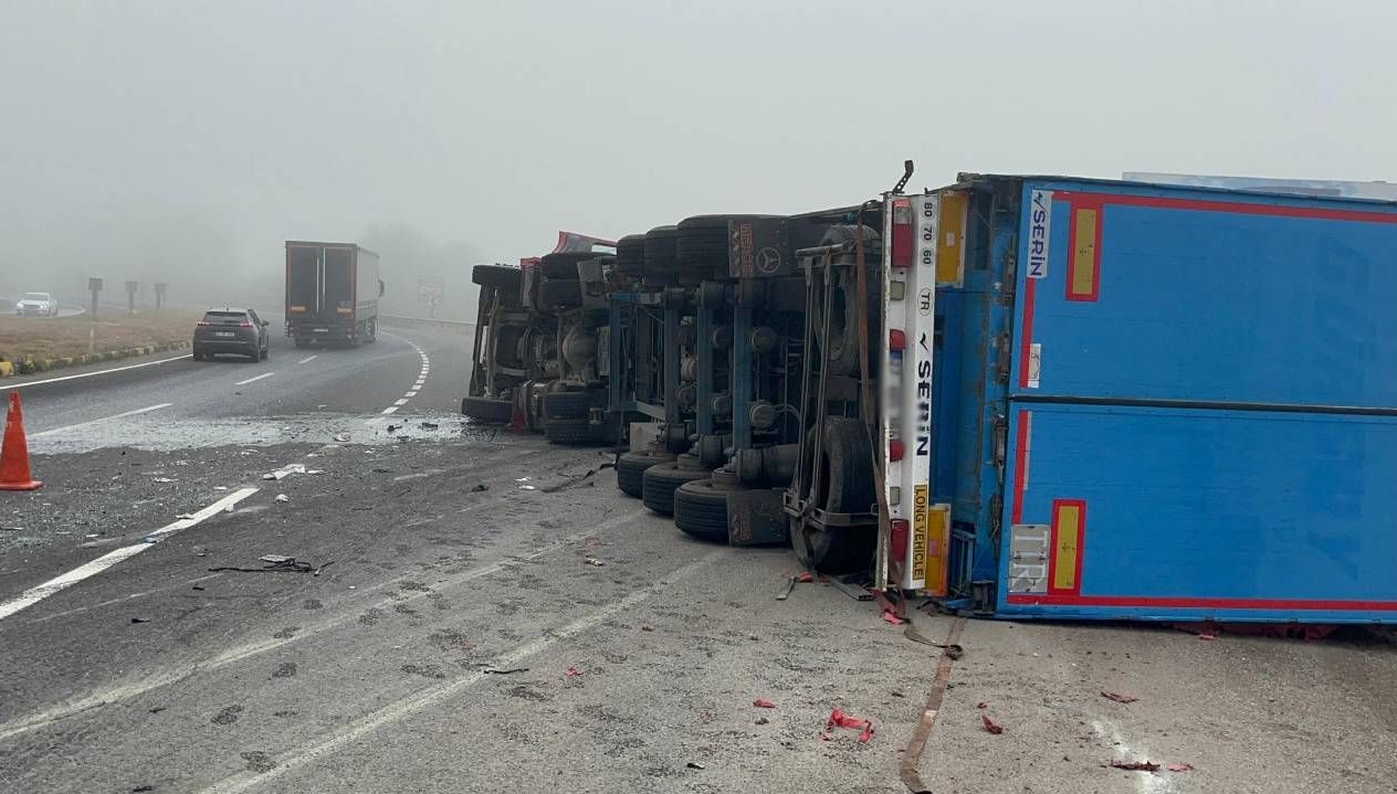 devrilen tirin surucusu yaralandi grjWBOXn