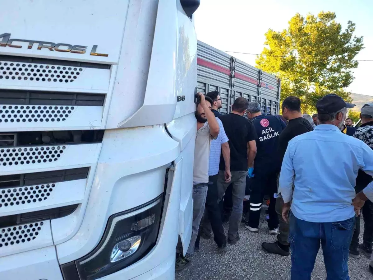 golbasinda tir ile otomobil carpisti 3 yarali EkCn6Fiw