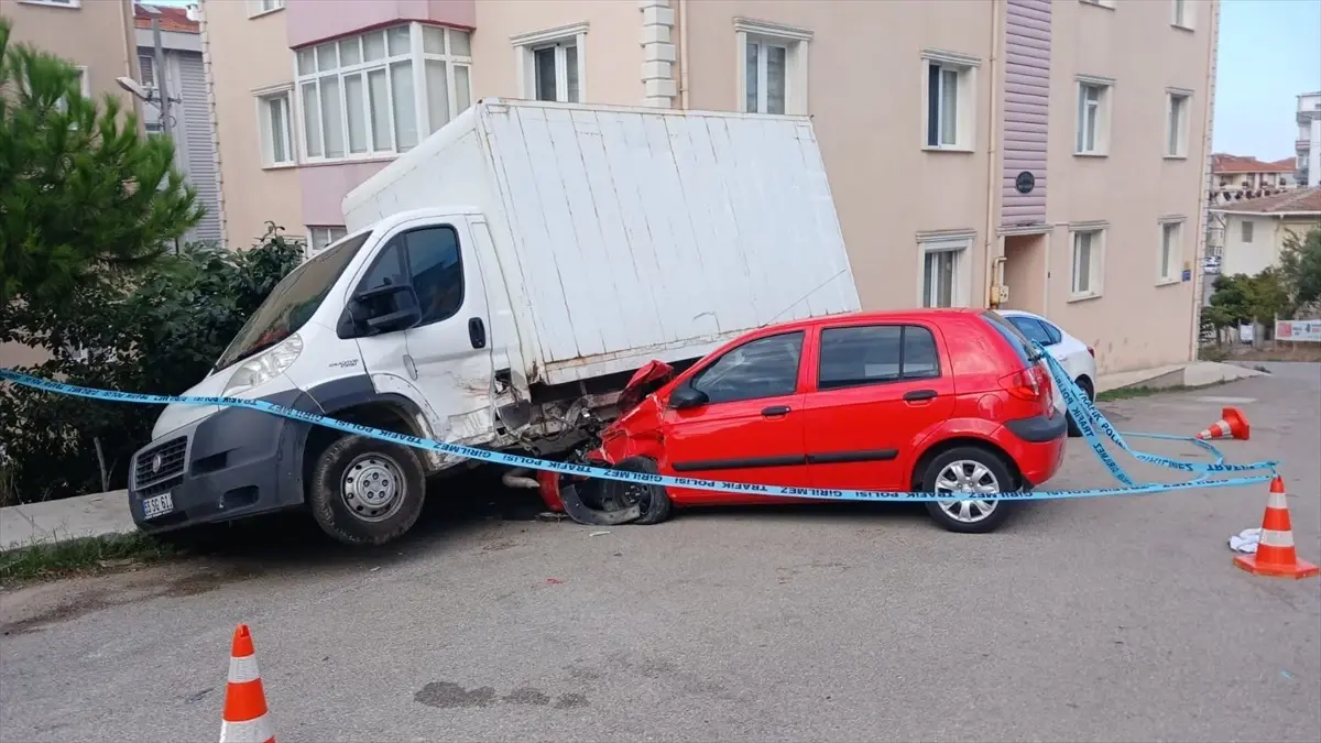 sinopta trafik kazasi 3 yarali xTxEteVd