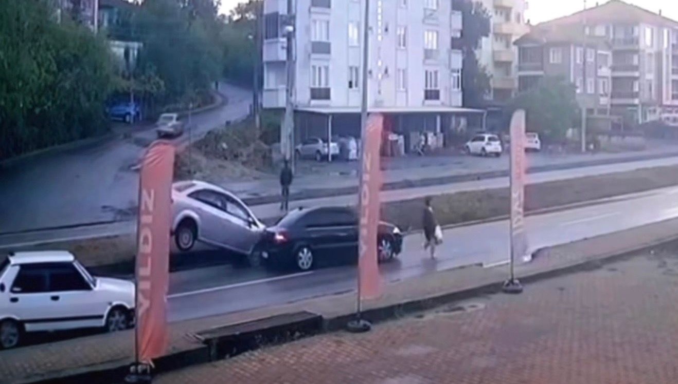 yaya gecidinde yol verdi arkadan carptilar TTaI7de8