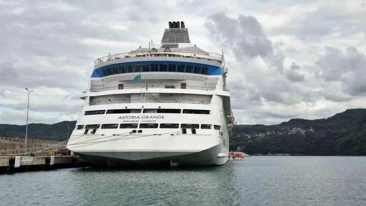 astoria grande gemisi amasra limaninda bakimda Adzd8CYh.jpg