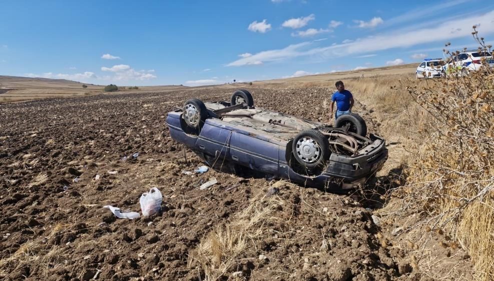 corumda otomobil tarlaya devrildi 1jtn23DW