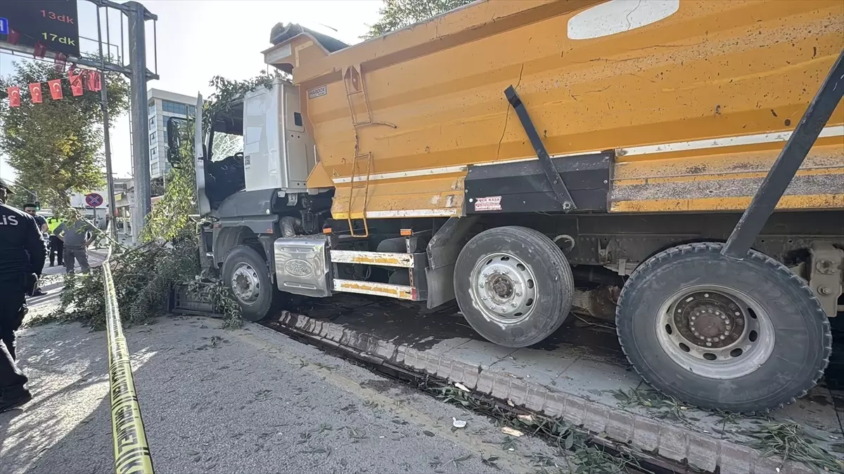 freni arizalanan kamyon 7 konteyneri devirdi StBNgtvN