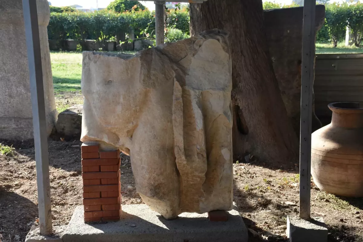 izmir smyrna antik kentinde 1800 yillik heykel bulundu vOfSWQ8S.jpg