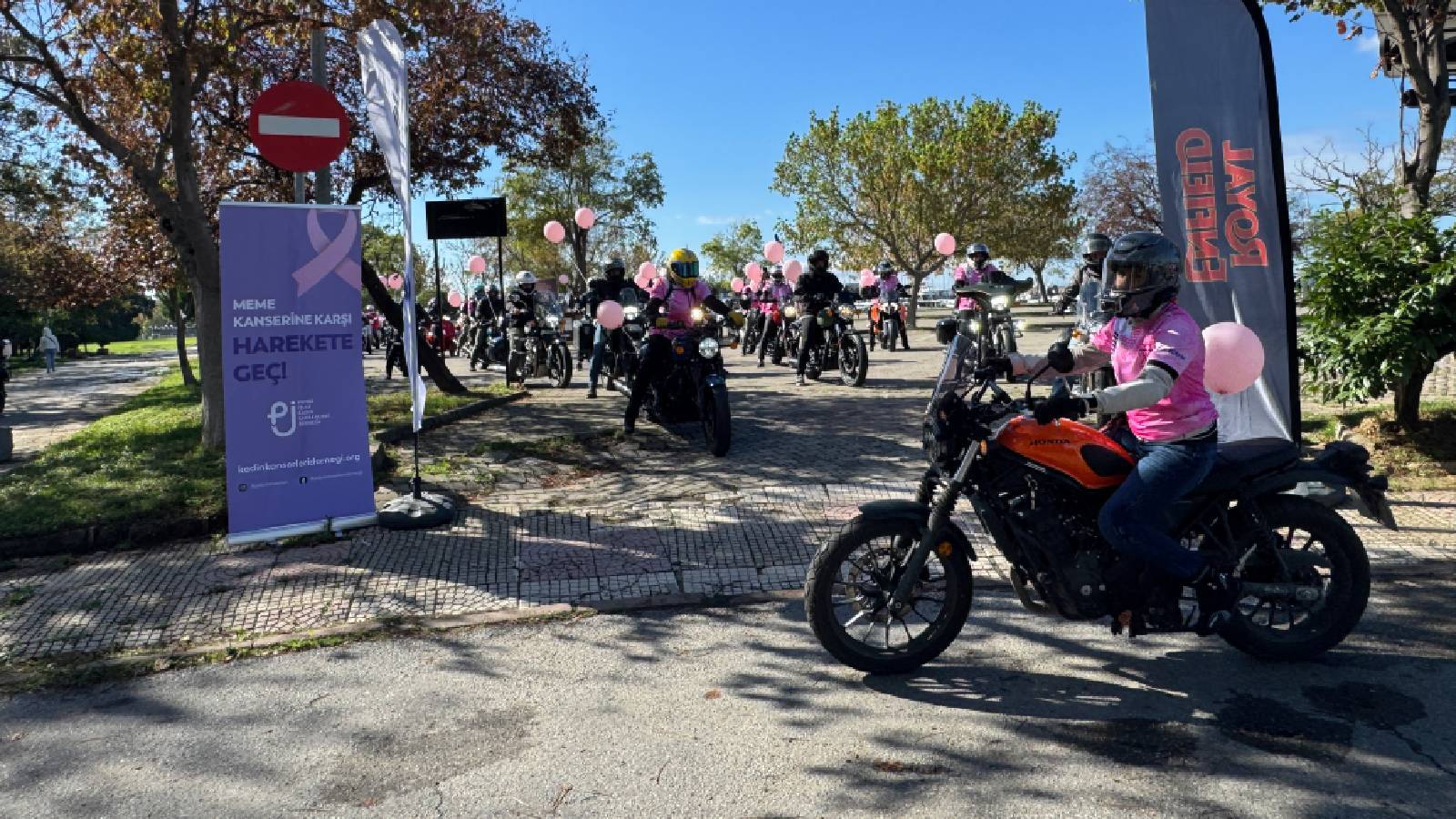 kadikoyde meme kanserinde farkindalik icin motosiklet ve bisiklet turu RcNVS6Fw.jpg