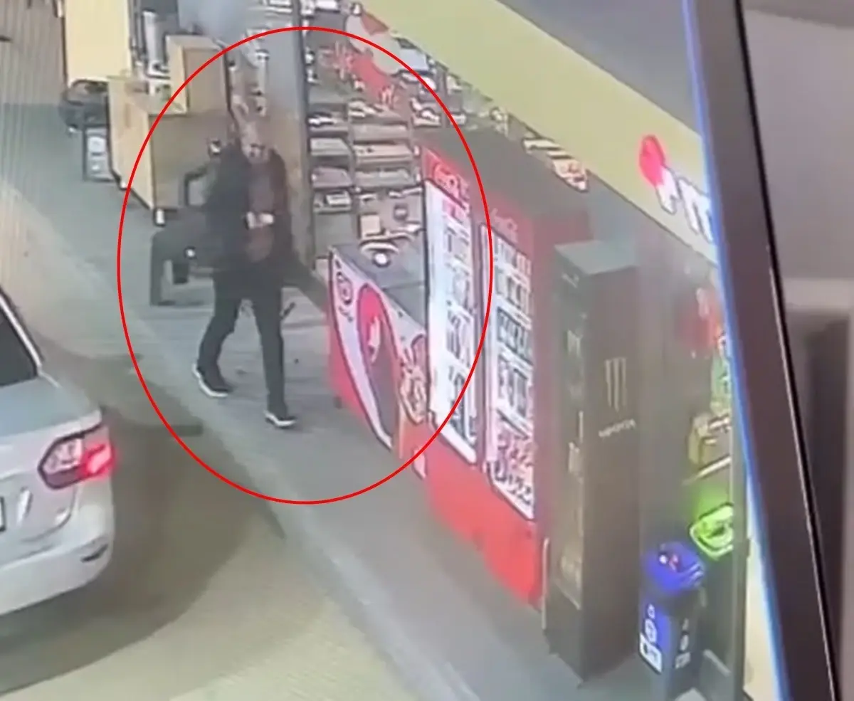 kiskirtici an cam kapiya carpan surucu K4ZDKfjf.jpg