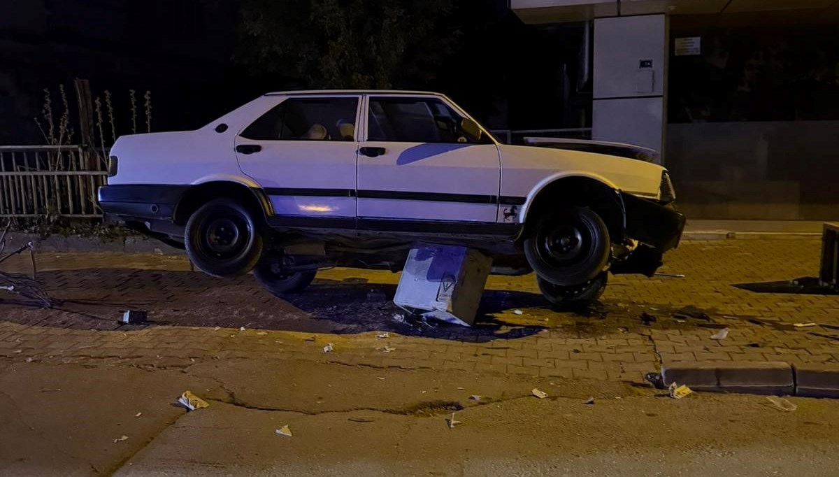 nigdede otomobil trafoya cikti 3ByD8K1p.jpg