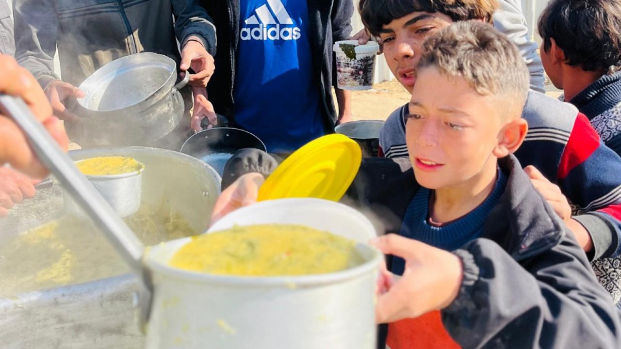 deniz feneri gazzede her gun 22 bin kisiye sicak yemek UTb4cvQn.jpg