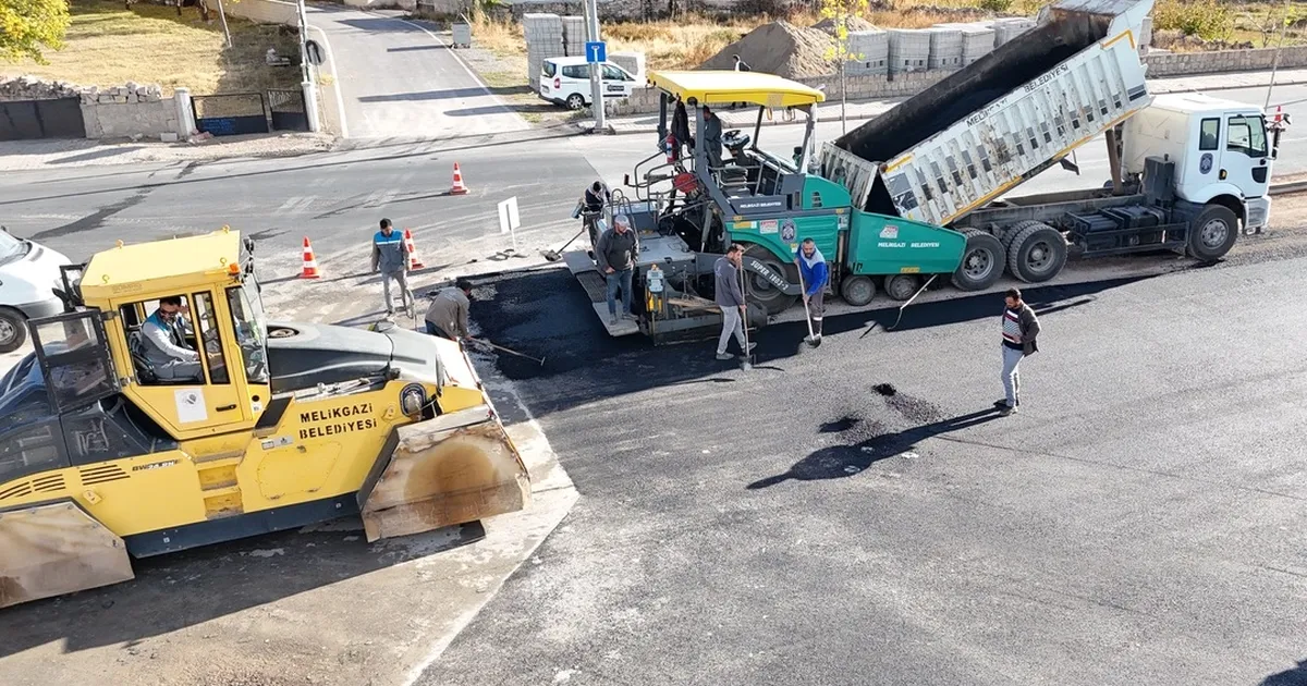 kayseri melikgazide tam gaz asfalt calismasi IXZ2Ty6r.webp