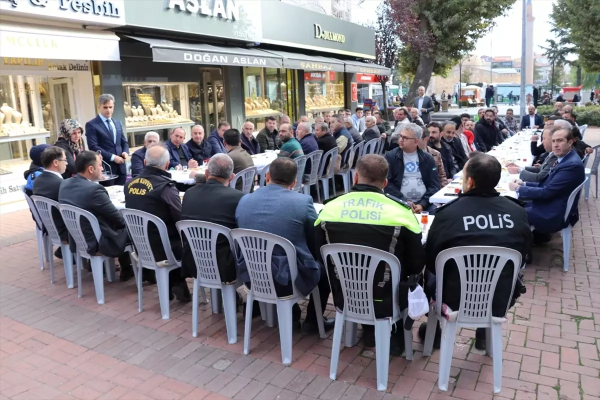 kirsehirde emniyet ve esnaf bulusmasi n1Vrma2h.jpg