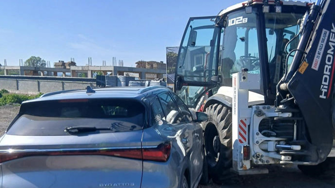 İnegöl’de Otomobilin İş Makinesine Çarpması Sonucu Genç Sürücü Yaralandı