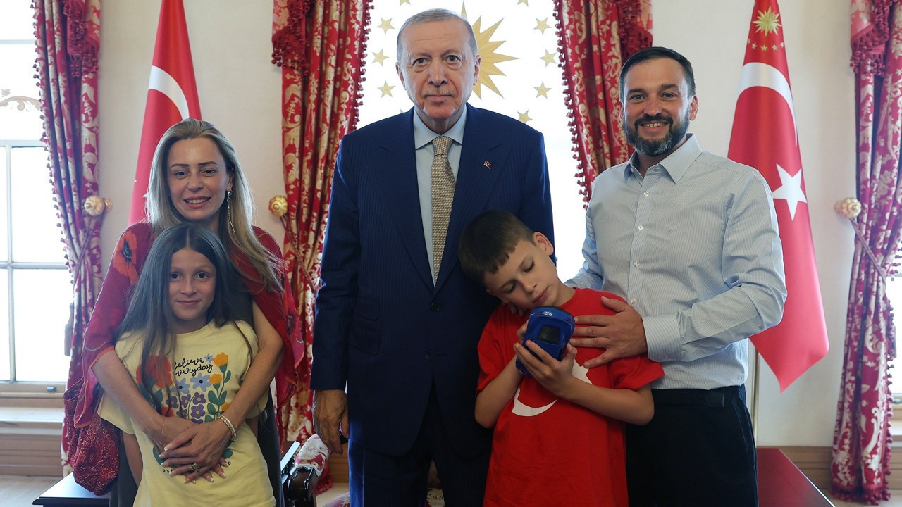 Cumhurbaskani erdogan camilerde kek dagitan joshua harrisi kabul etti xhnWjNtU