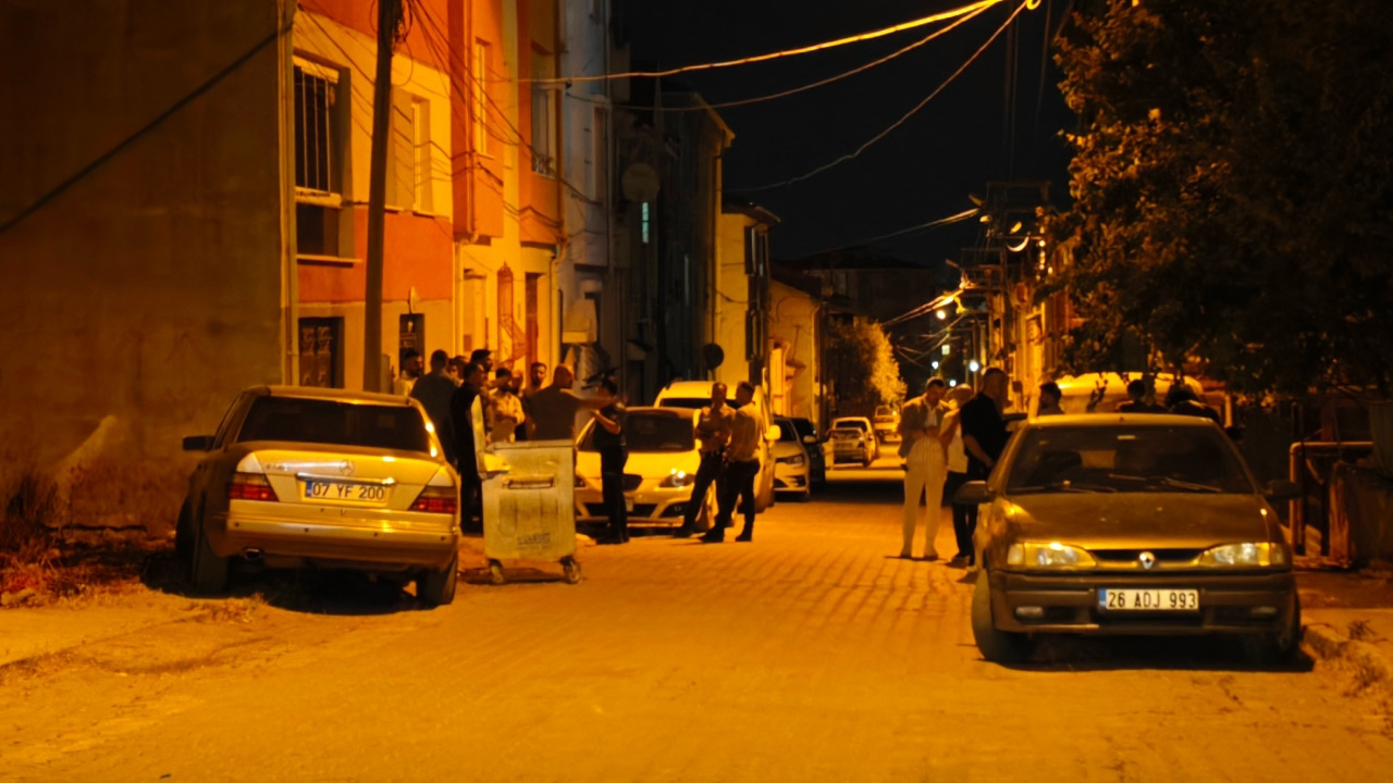 Komşu aileler birbirine girdi: 1’i polis 11 yaralı